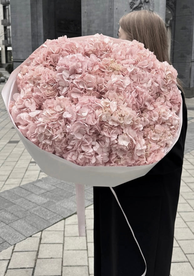 Bouquet of 35 pink hydrangeas