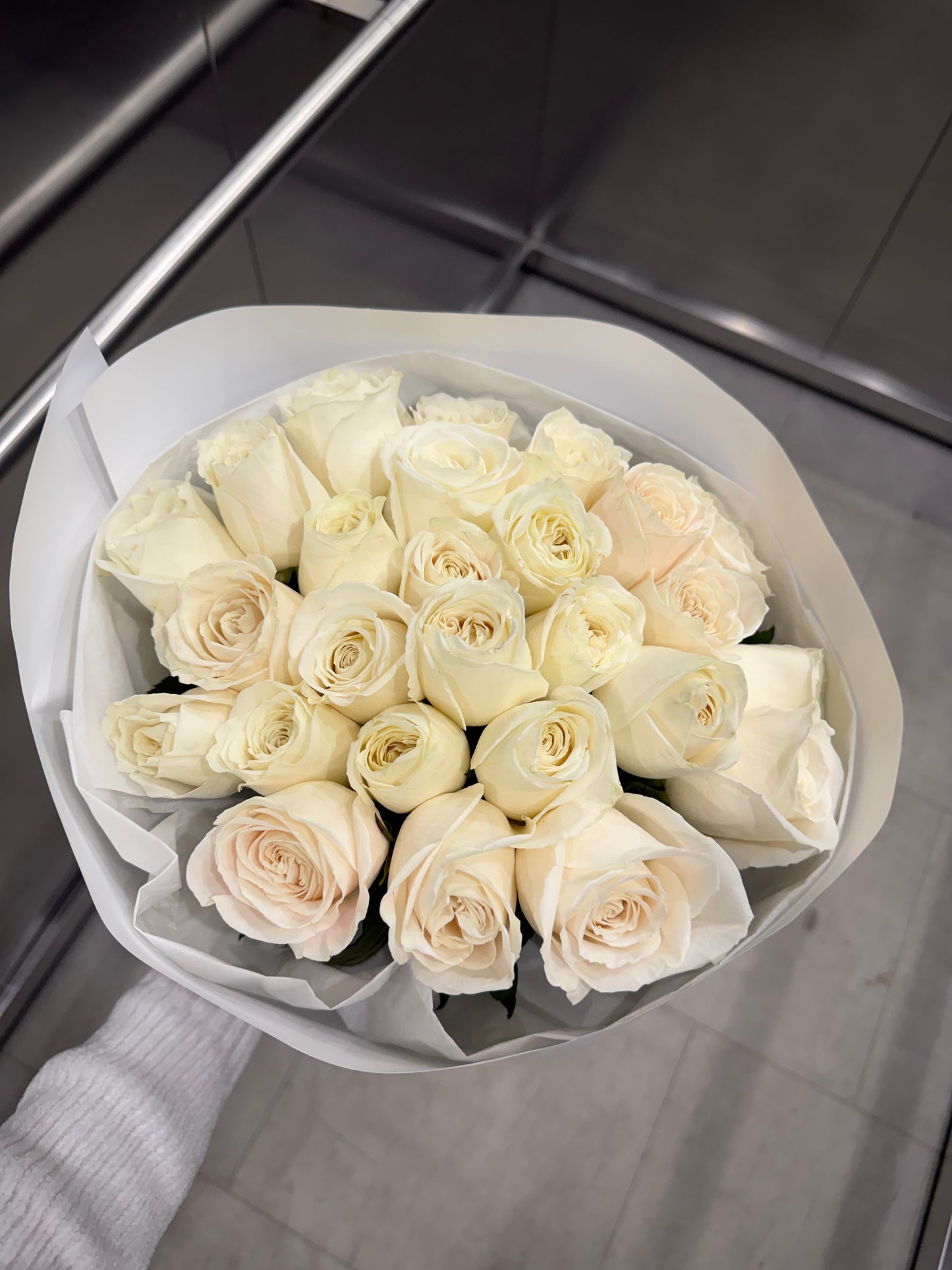 Luxury bouquet of white roses (from Colombia )