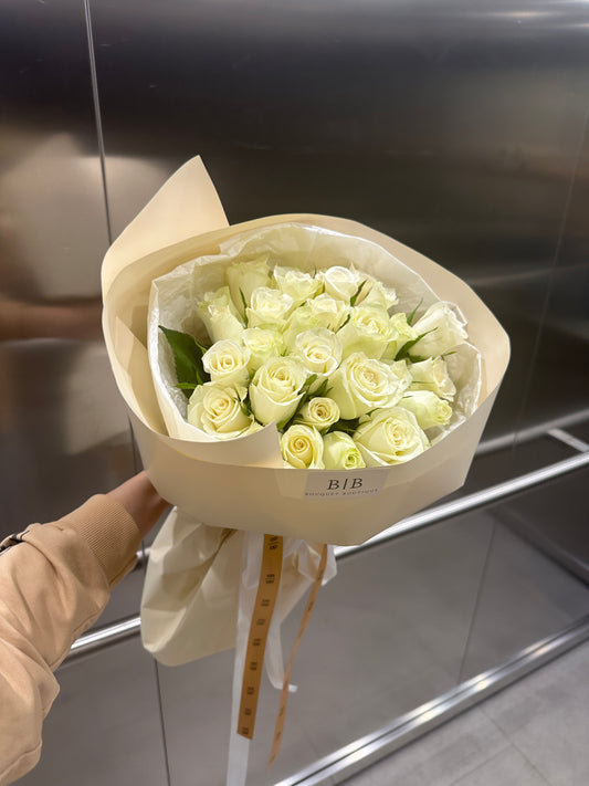 Bouquet of 24 white roses (in ivory packaging)