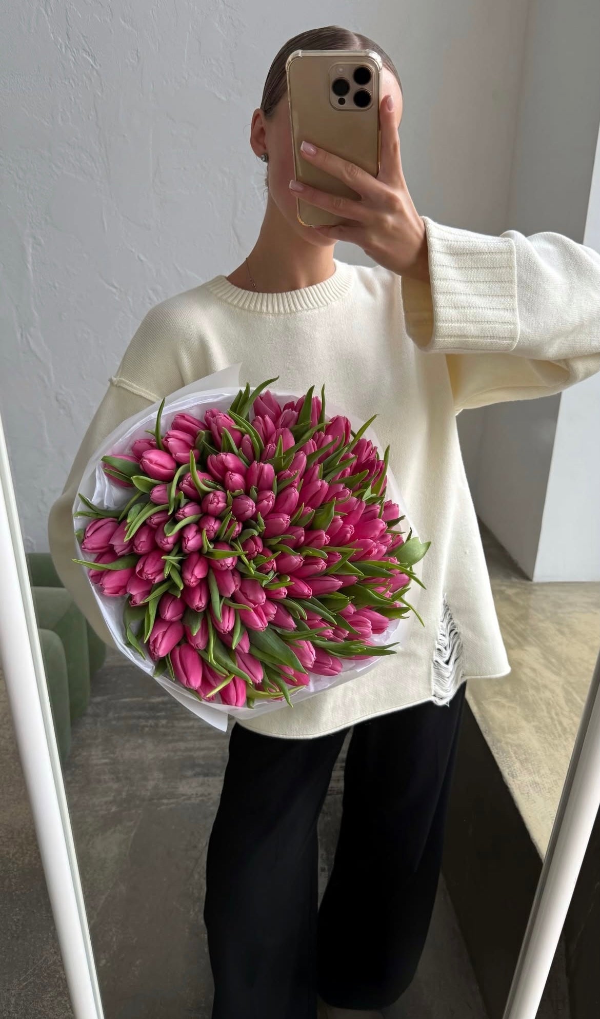 A bouquet of 80 pink tulips