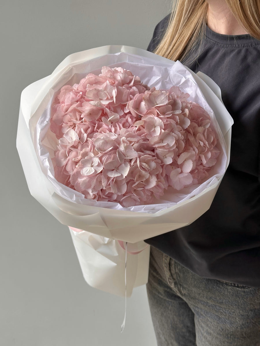 Bouquet of soft 5 pink hydrangeas