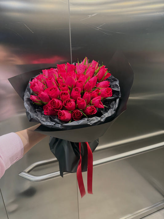 Bouquet of 50 raspberry-red roses (raspberry hue) in black packaging