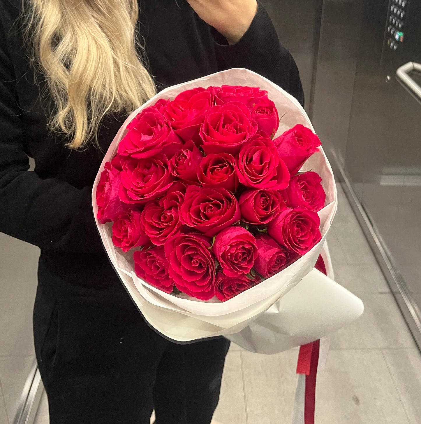 Bouquet of 24 raspberry-red roses (raspberry hue)