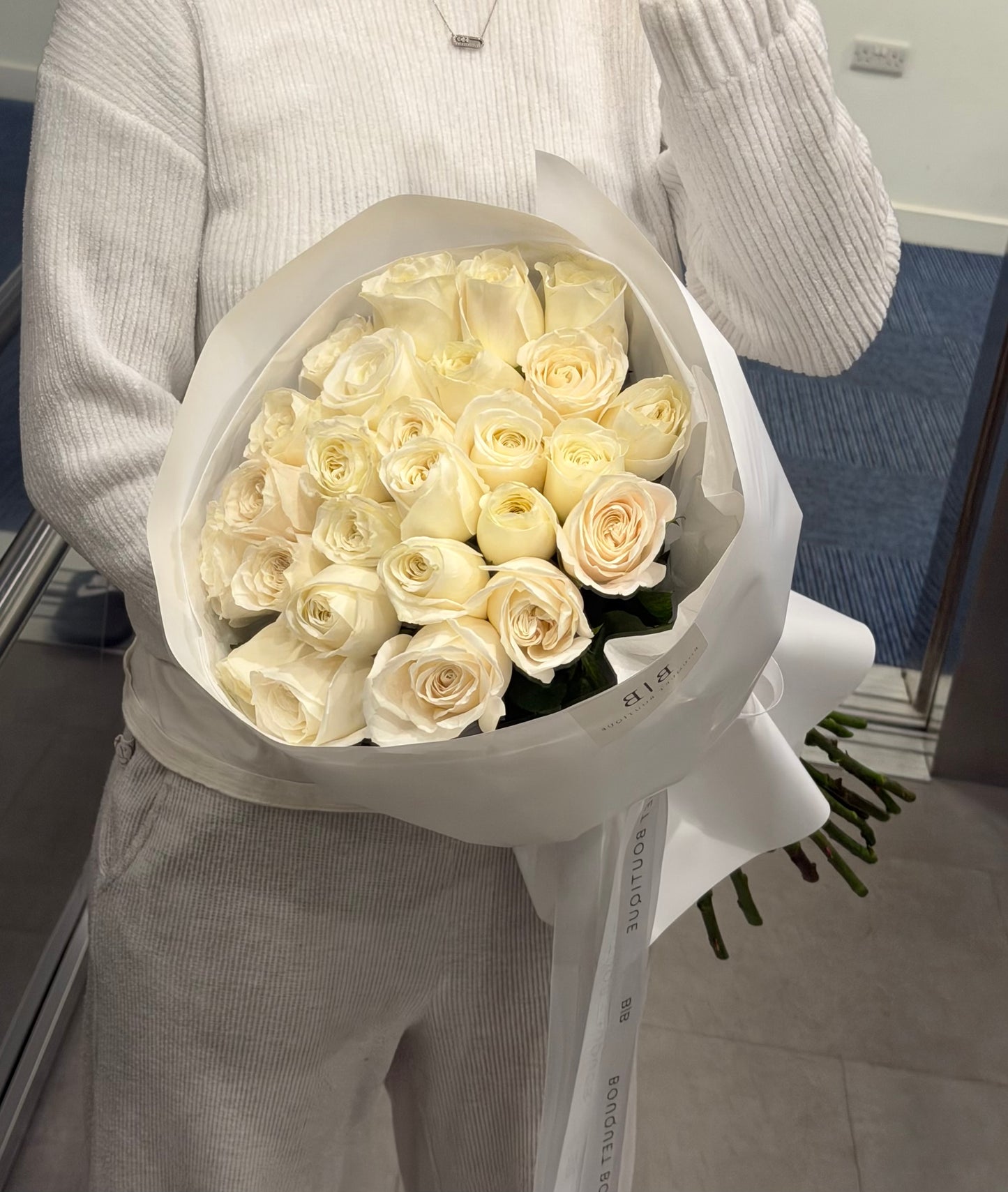 Luxury bouquet of white roses (from Colombia )
