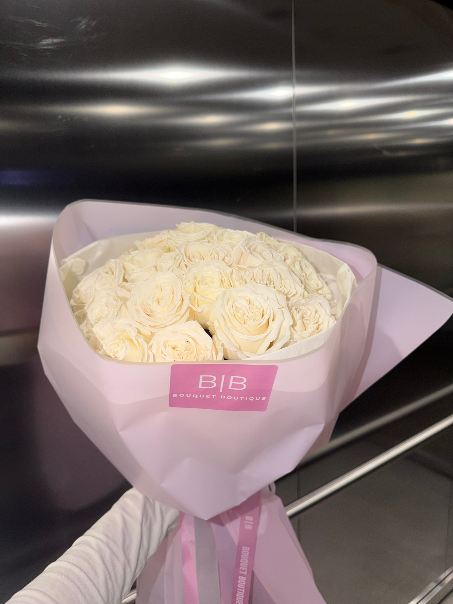 Luxury Bouquet of white roses ( from Colombia)