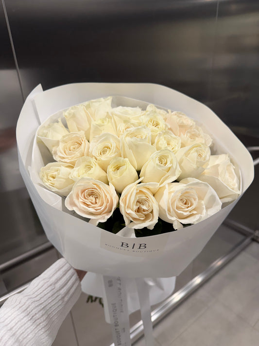 Luxury bouquet of white roses (from Colombia )