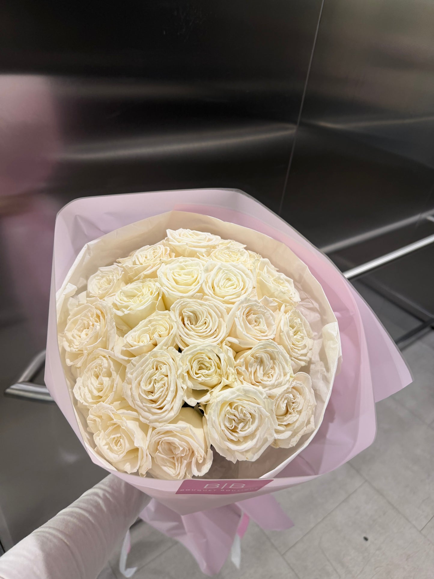 Luxury Bouquet of white roses ( from Colombia)
