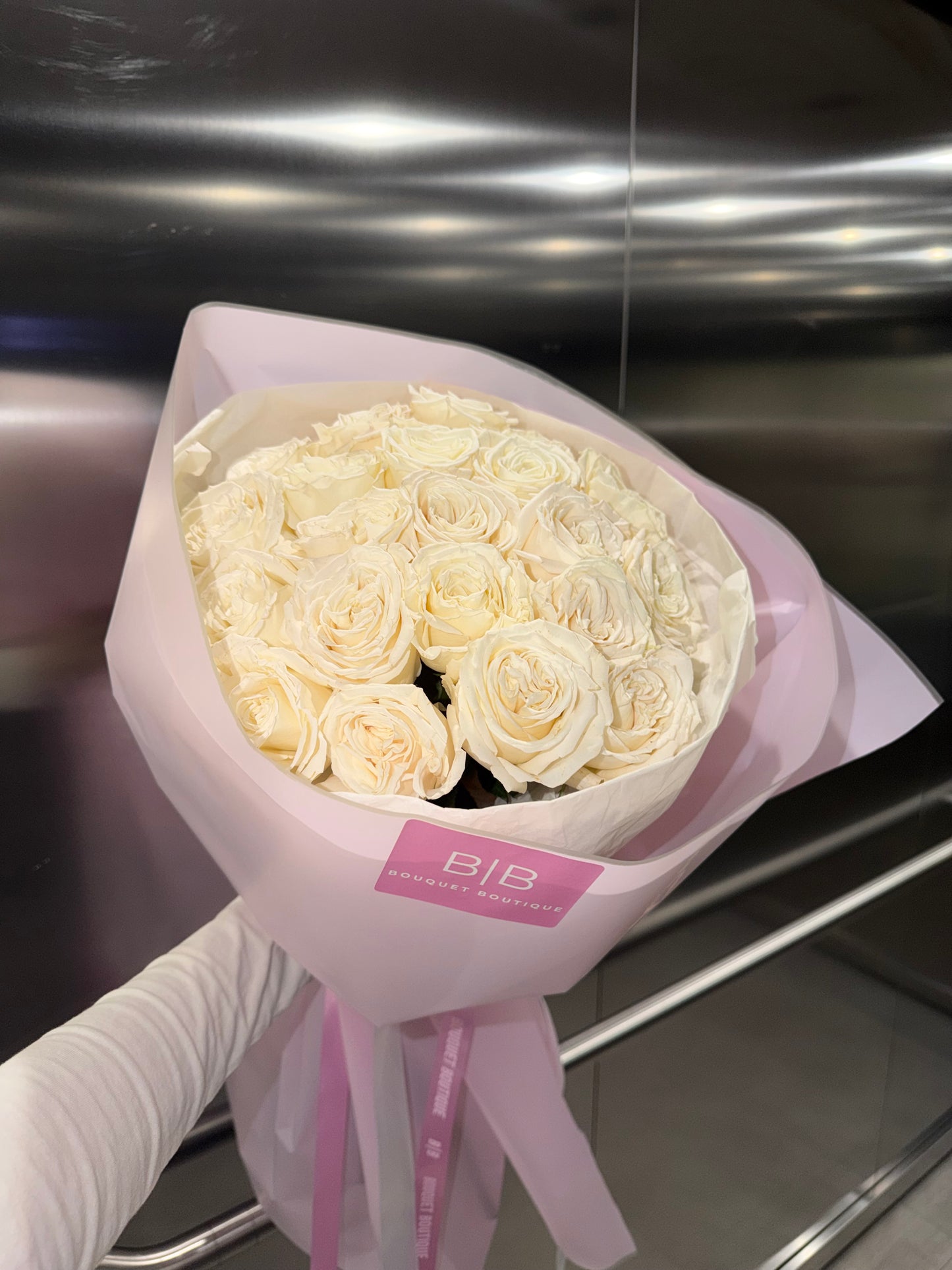 Luxury Bouquet of white roses ( from Colombia)
