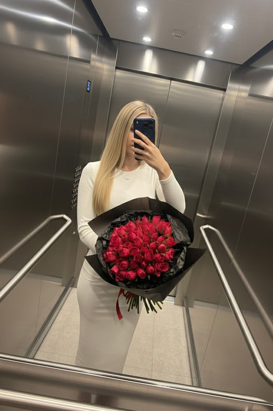 Bouquet of 50 raspberry-red roses (raspberry hue) in black packaging