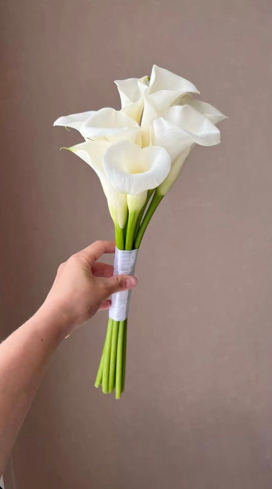 Elegant calla lily wedding bouquet with classic white blooms